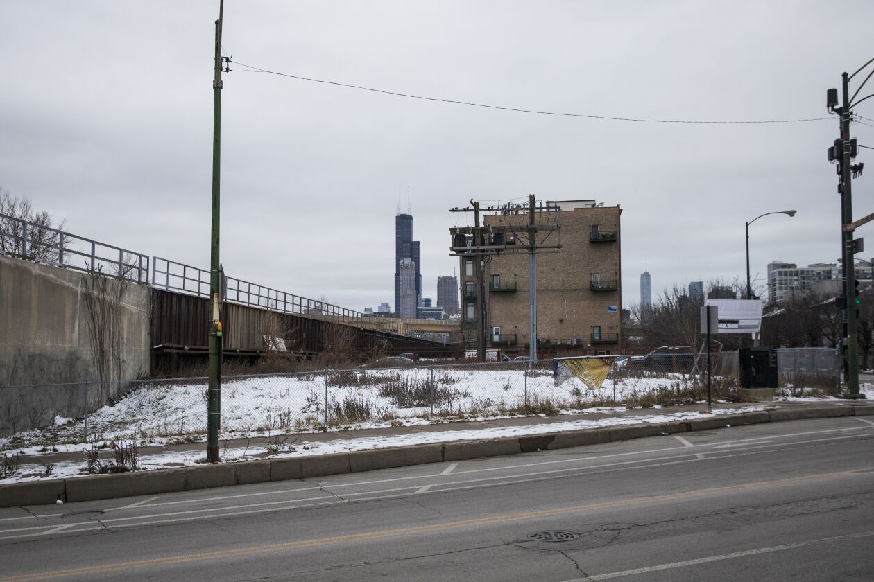 A Chinese developer wanted to build a hotel in Chinatown on this lot and sought a zoning change from Ald. Danny Solis. | Ashlee Rezin/Sun-Times